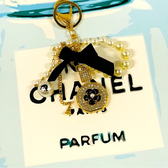 💎NEW! SPECTACULAR CRYSTAL CAMELLIA KEYCHAIN BAG CHARM - Picture 1 of 10